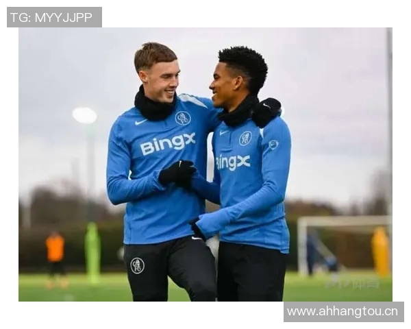 切尔西备战强敌帕尔默训练场重聚埃斯特旺畅谈战术心得