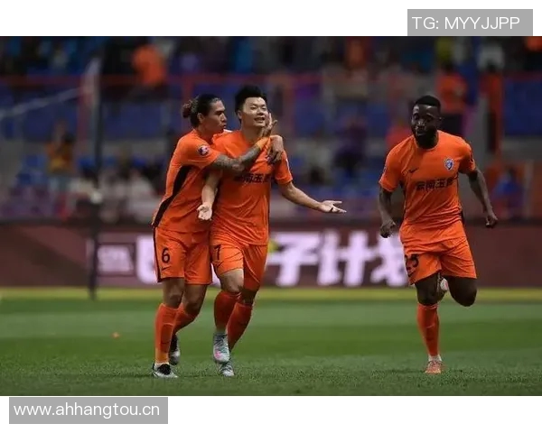 狮象争锋足协杯决赛前夕国安与河南吉祥物亲密互动展现友谊与竞技精神