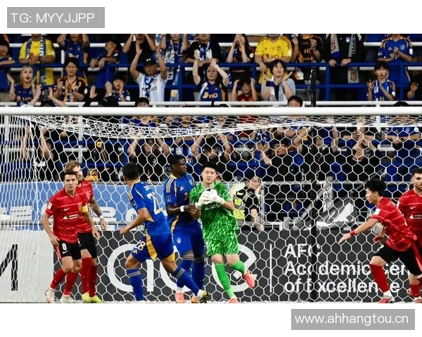 亚足联对蓉城处以3000美元罚款因球迷向蔚山球员投掷水瓶事件